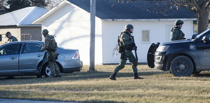 Przyjechali po syna, by zabrać go na ferie. 19-latek ich zabił. 100 policjantów go tropiło