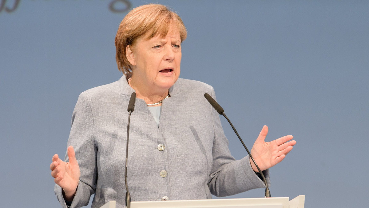 Angela Merkel jest wściekła na szefa Komisji Europejskiej Jean-Claude'a Junckera - podał dziś "der Spiegel". Kanclerz Niemiec obarcza Junckera odpowiedzialnością za przeciek do prasy z rozmowy o Brexicie z brytyjską premier Theresą May.