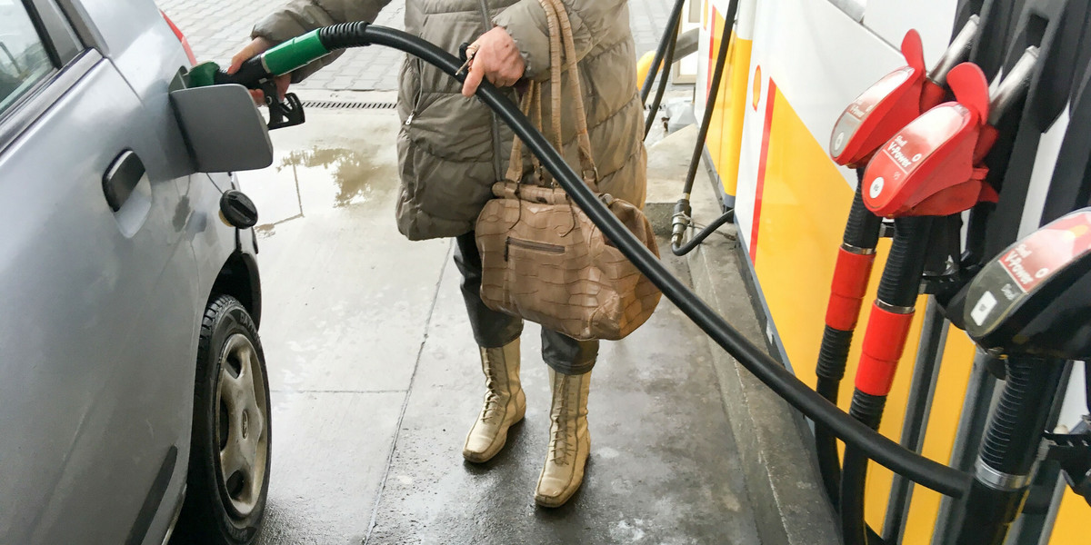 Przedsiębiorczyni prowadzi stację paliw. Zdjęcie ilustracyjne. 