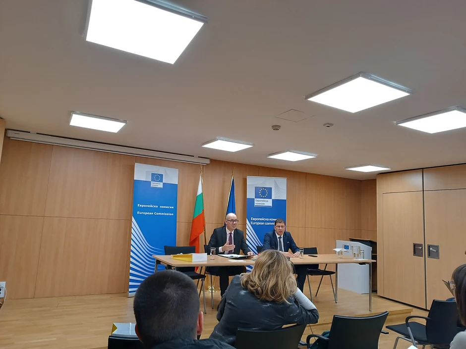 Nikola Miladinov iz predstavništva Evropske komisije (levo) i Nikola Nikolov iz ministarstva spoljnih poslova Bugarske (desno)