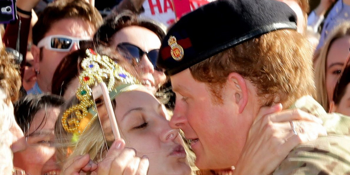 Książe Harry całuje dziewczynę