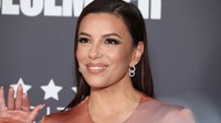 Eva Longoria a végzet asszonyaként tündökölt csipkés meztelenruhájában