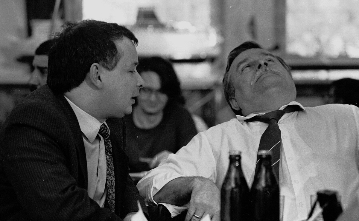 Jarosław Kaczyński i Lech Wałęsa. Zdjęcie z 1990 roku