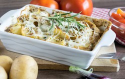 Szybki i sycący obiad dla całej rodziny. Zapiekanka ziemniaczana. Co dodać, by była idealna?