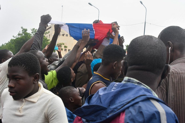 Uczestnicy demonstracji w stolicy Nigru Niamey trzymają rosyjską flagę, 27 lipca 2023 r.