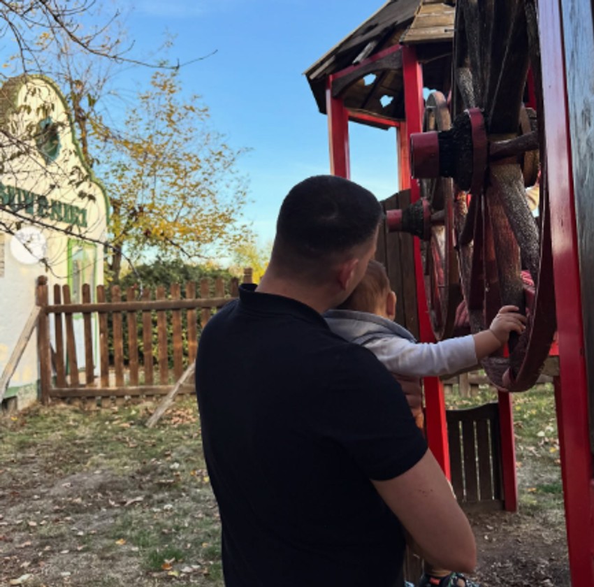 Jovana i Bogdan sa sinom otišli u etno selo