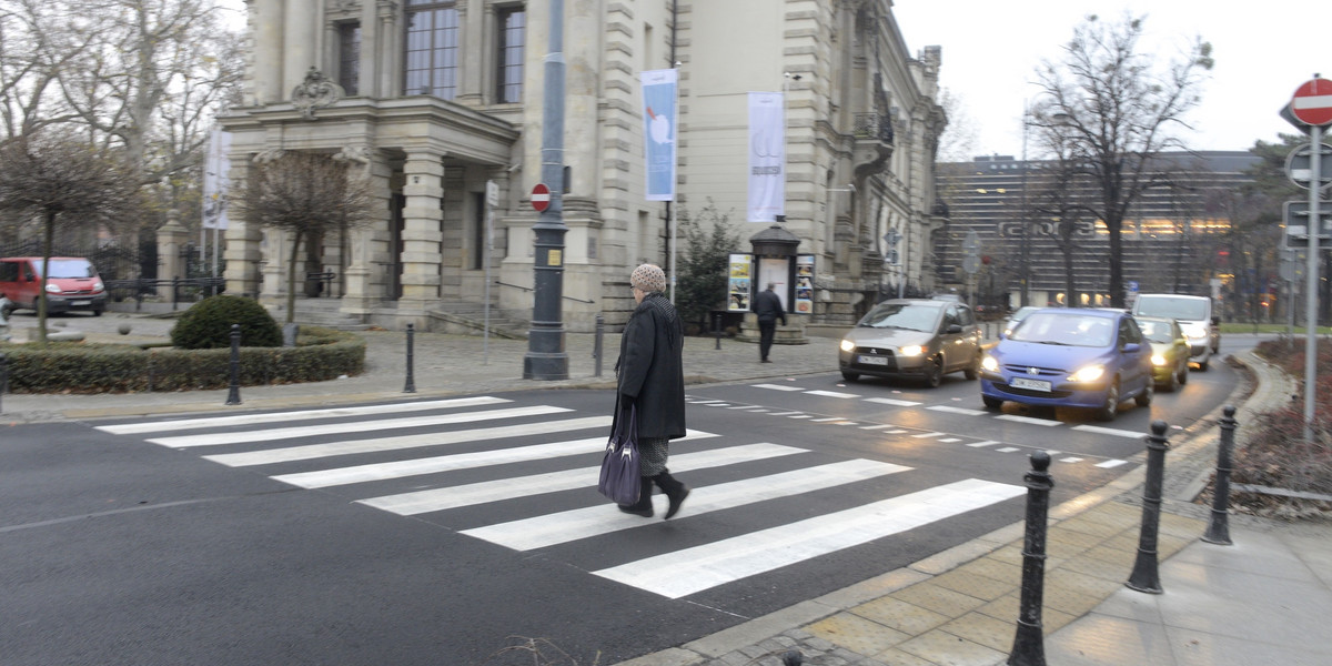 Kierowcy zwalniają przy Teatrze Lalek