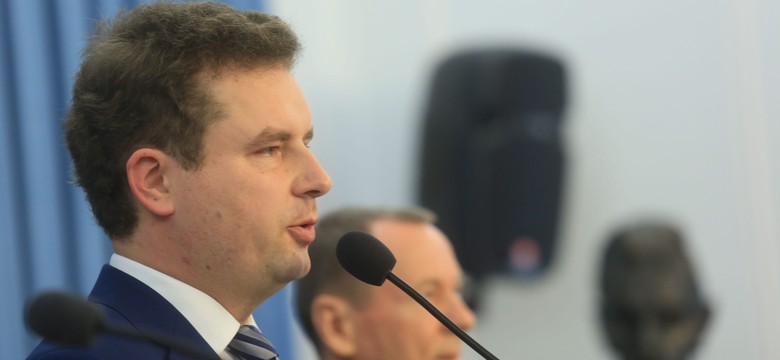 Kandydat na prezydenta spalił PIT. "Bezsensowny relikt socjalizmu"