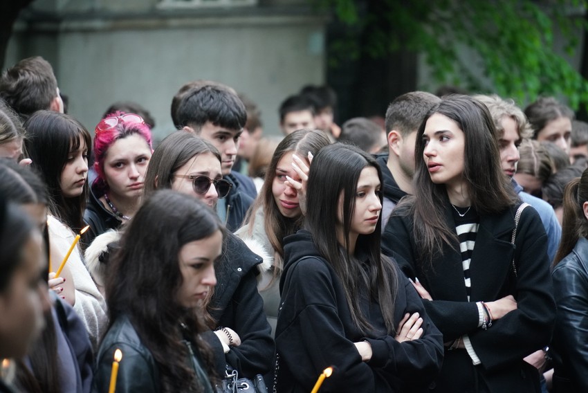 Građani pale sveće ispred škole gde su ubijeni učenici i čuvar