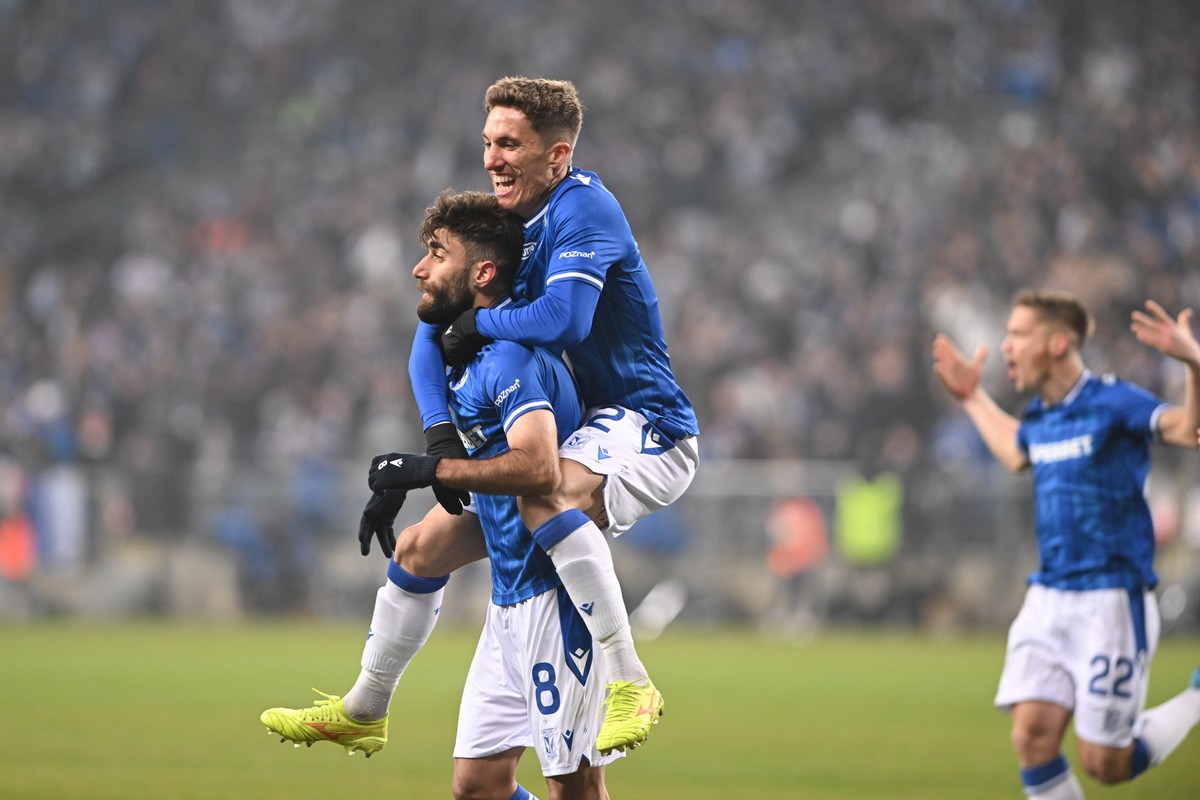 Zawodnicy Lecha Poznań Ali Gholizadeh (L) i Joel Pereira (P) cieszą się z bramki zdobytej w meczu 15. kolejki piłkarskiej Ekstraklasy z Legią Warszawa