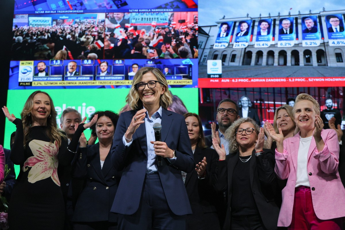 Warszawa, 18.05.2025. Wybory prezydenta RP - I tura. Wicemarszałkini Senatu, kandydatka Lewicy Magdalena Biejat (C) w swoim sztabie wyborczym w Warszawie, 18 bm. Zakończyło się głosowanie w I turze wyborów prezydenta RP. (aldg) PAP/Paweł Supernak