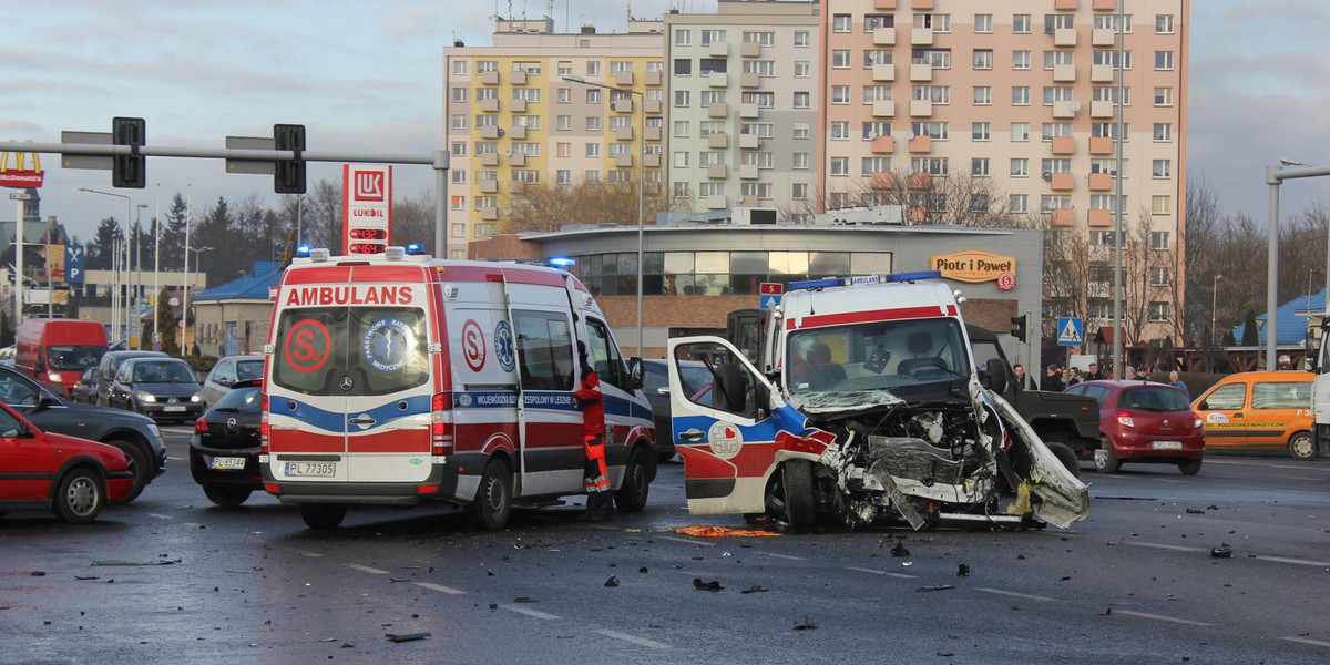 Karetka zderzyła się z tirem w Lesznie.