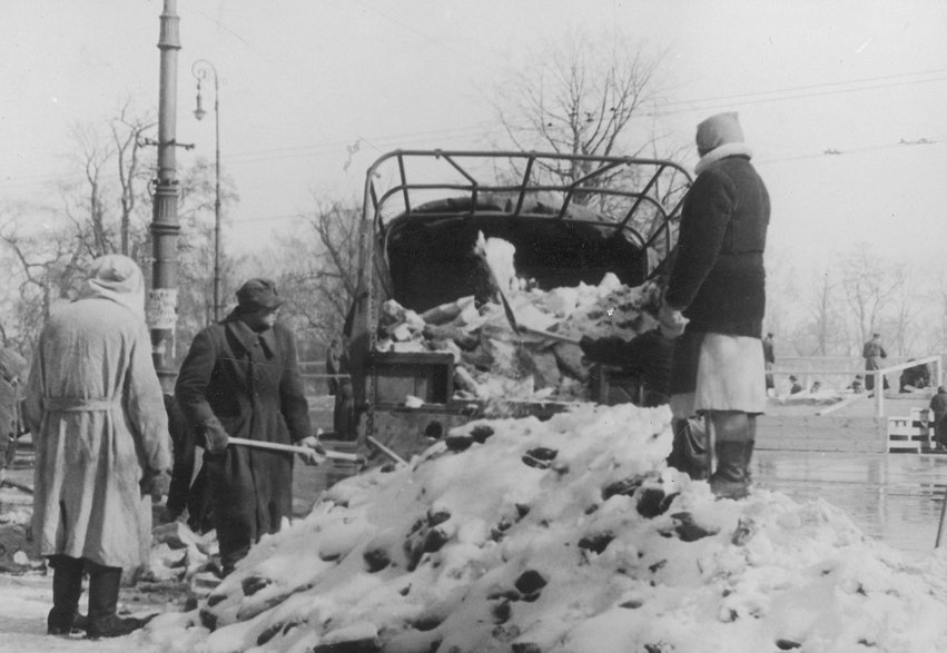 Usuwanie śniegu z ulic Warszawy w 1947 roku (Narodowe Archiwum Cyfrowe, sygnatura: 3/3/0/47/1303).
