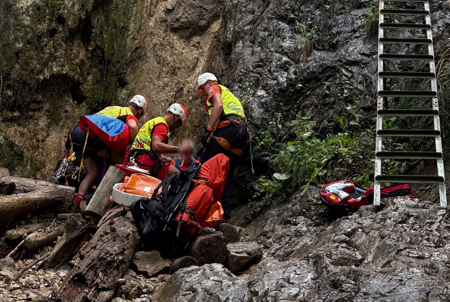 V Slovenskom raji sa pri páde vážne zranil 17-ročný turista z Poľska.
