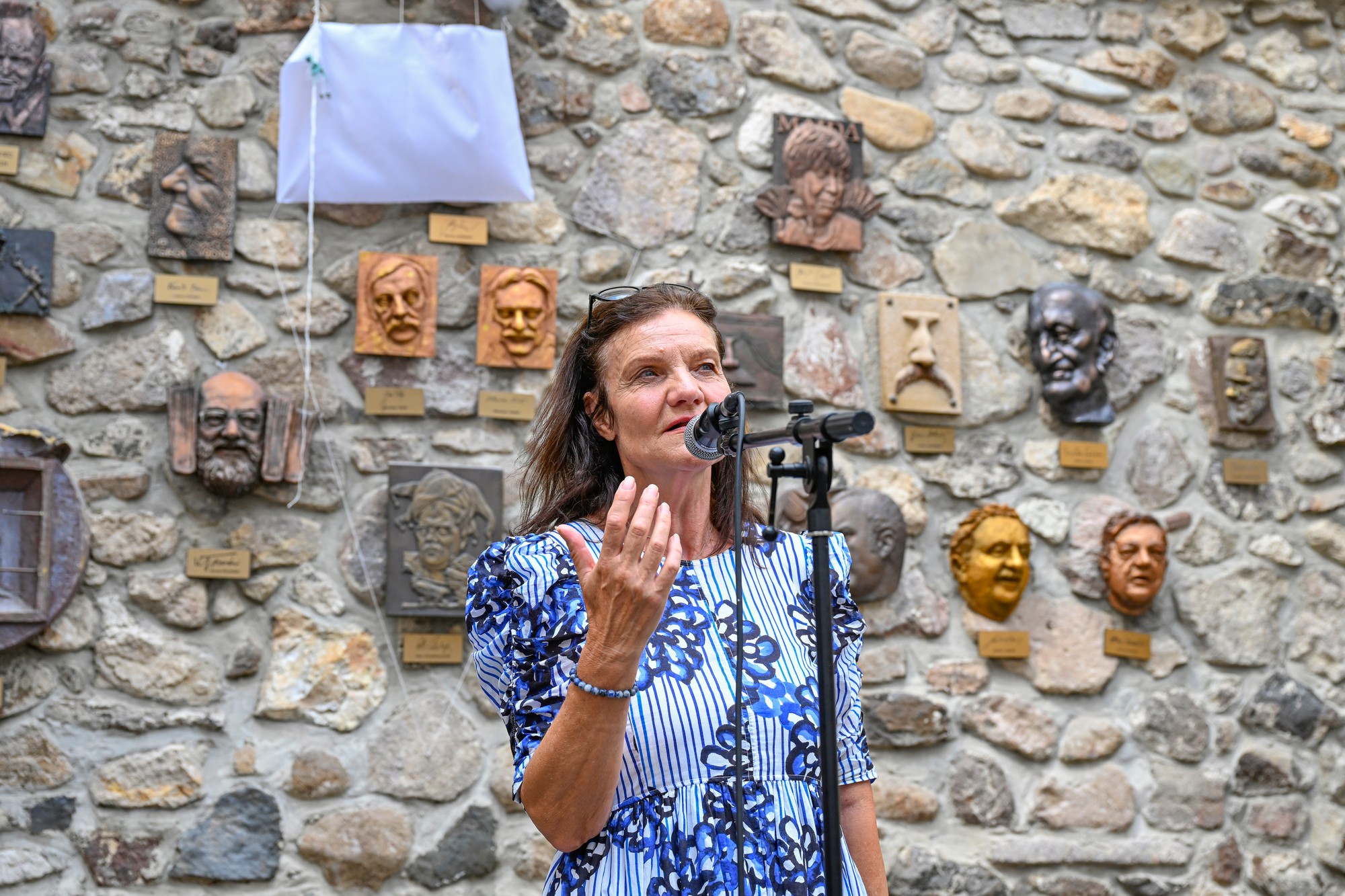Herečka Jana Oľhová sa prihovára počas slávnostného odhalenia reliéfu svojho brata a herca Mariána Geišberga.