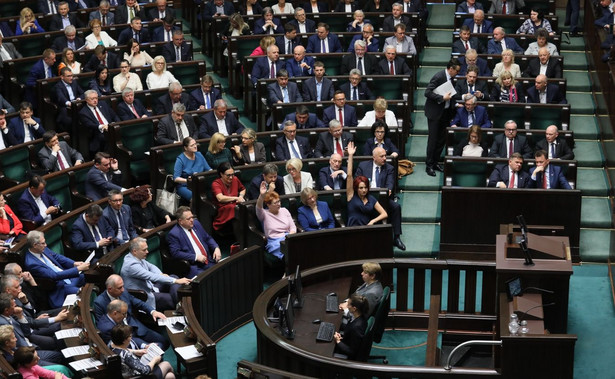 Sejm za podniesieniem renty socjalnej. Jeden poseł był przeciw