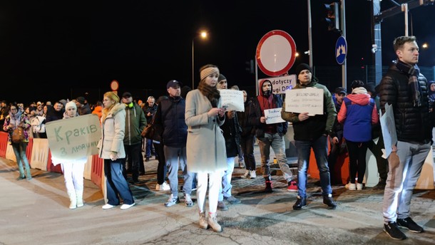 Ludzie oferujący transport uchodźcom