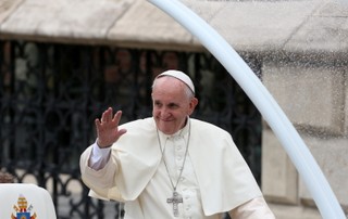 Papież w Katedrze na Wawelu na spotkaniu z biskupami. Bije dzwon Zygmunta