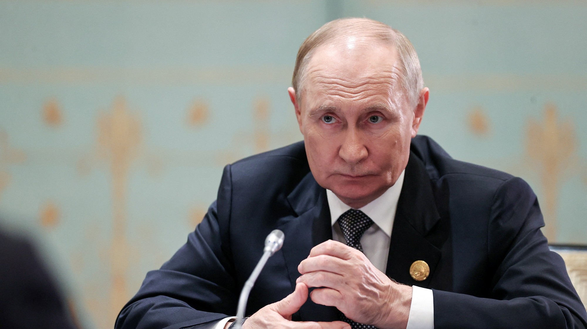 Ruský prezident Vladimir Putin sa stretol s iránskym prezidentom Masúdom Pezeškjanom v čínskom meste Tchien-ťin počas samitu Šanghajskej organizácie spolupráce (SCO), Iran's Presidential website/WANA/Reuters
