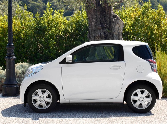 Toyota iQ to wszędobylski miejski samochodzik