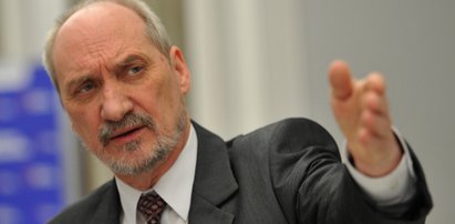 Macierewicz zażądał nocnego lotu we mgle?