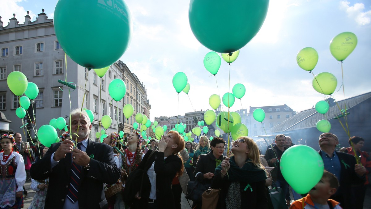 Zielony marsz propagujący ideę dawstwa szpiku kostnego i pomocy osobom chorym onkologicznie przeszedł w sobotę ulicami Krakowa. VII Marsz Nadziei i Życia zorganizowała Fundacja Urszuli Smok "Podaruj Życie".