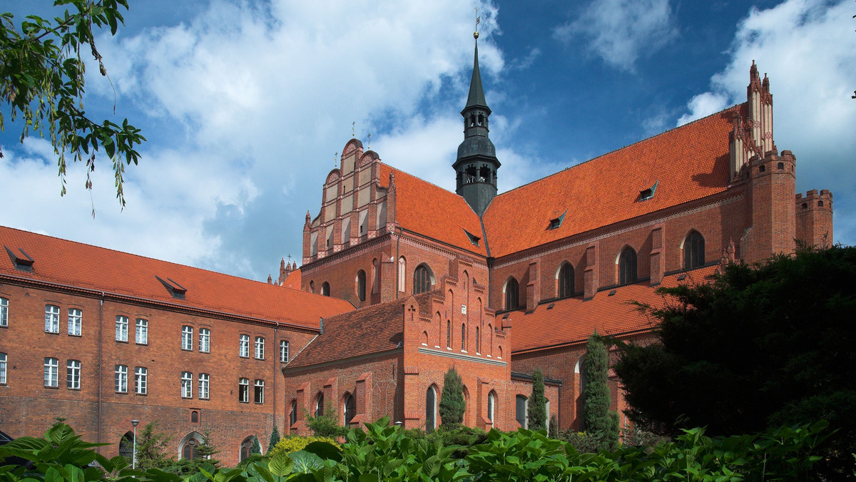 W małym polskim mieście, którego nazwa rzadko komu coś mówi, kryje się zabytek znany całemu światu – najcenniejsza książka świata, Biblia Gutenberga. Chociaż dziś sam reprint tego dzieła kosztowałby okrągłą sumkę, jej słynny drukarz nie zyskał fortuny. Przeciwnie – skończył w nędzy. Oto Pelplin i niesamowite losy jego największych skarbów. Dosłownie i w przenośni.