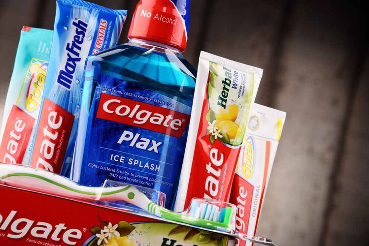 Amerykańska marka past i szczoteczek do zębów uplasowała się tym roku na drugim miejscu w zestawieniu BrandZ. Wartość Colgate to 17,7 mld dol. To o 3 proc. mniej niż w ubiegłym roku. Marka Colgate należy do koncernu Colgate-Palmolive. Fot. monticello/shutterstock