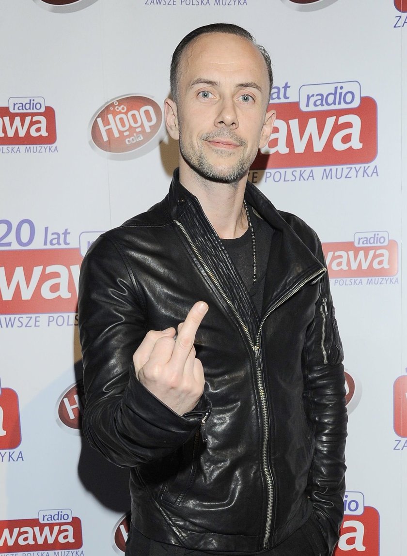 Nergal pozuje do zdjęcia w czerni