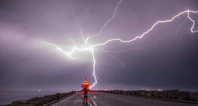 Jak Zachowac Sie W Czasie Burzy I Pomoc Osobie Porazonej Piorunem