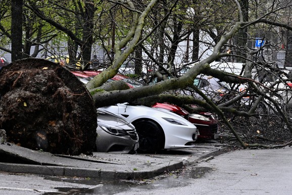 APOKALIPTIČNE SCENE U HRVATSKOJ! Učenici ostali zaglavljeni u domu ZBOG NEVREMENA, ima teško povređenih, hitno se oglasio Plenković: "Šteta je ogromna, najgore je u Zagrebu"