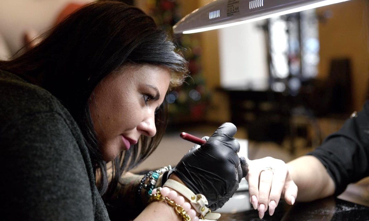 Klaudia stylizuje paznokcie. "Można zarobić kilkanaście tys. zł"