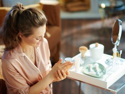 Domowe kąpiele, peelingi i maseczki dla dłoni. Wystarczą produkty z kuchni