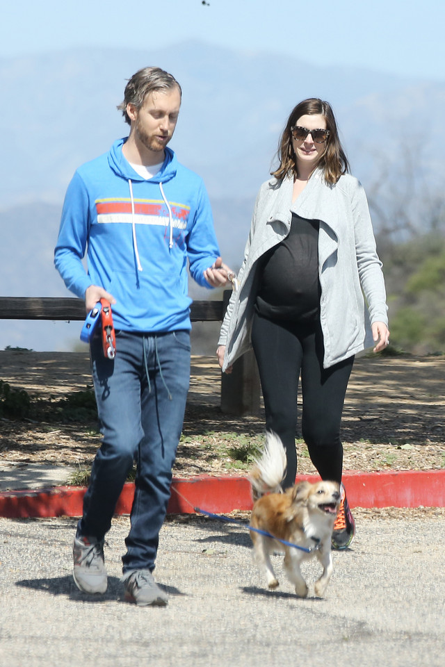 Anne Hathaway i Adam Shulman na spacerze