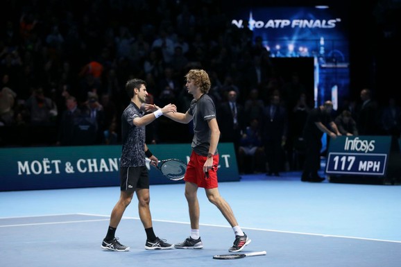 Novak Đoković i Aleksandar Zverev se pozdravljaju po završetku finalnog meča završnog turnira u Londonu