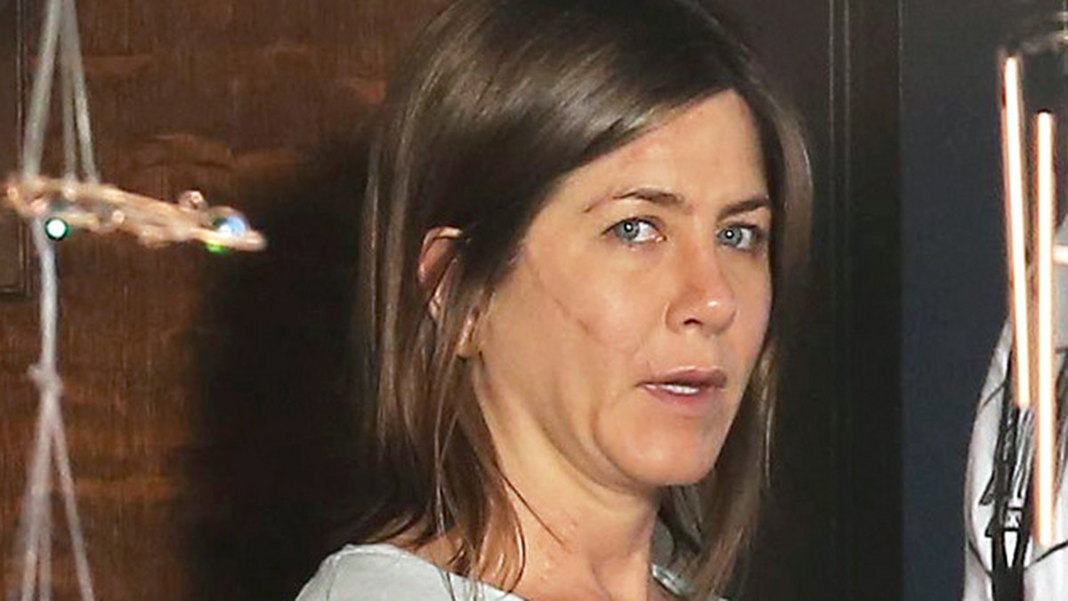 Jennifer Aniston obecnie pracuje na planie filmu "Cake". Aktorka zmieniła się nie do poznania, a ostatnio na jej twarzy zagościła szpecąca blizna.