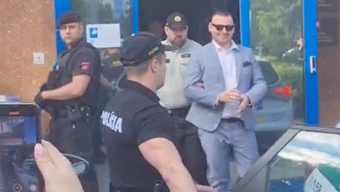 Daniel Bombic odchádza zo súdu v sprievode policajtov