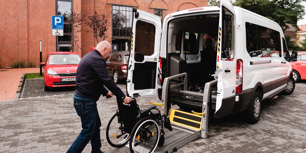 W Zabrzu rusza program "Door to door". Seniorzy mający problem z poruszaniem się mogą dostać darmowy transport