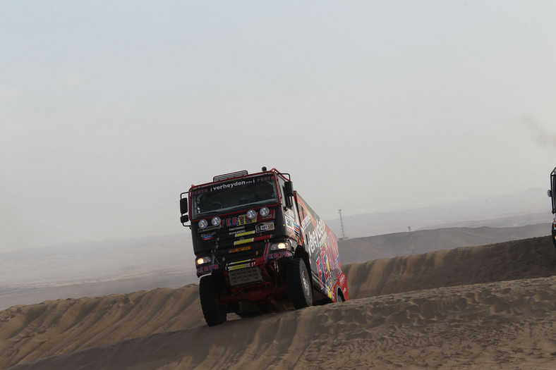 Dakar 2013: Hołowczyc zawiedziony, Sainz utknął na wydmach (2. etap, wyniki, galeria)