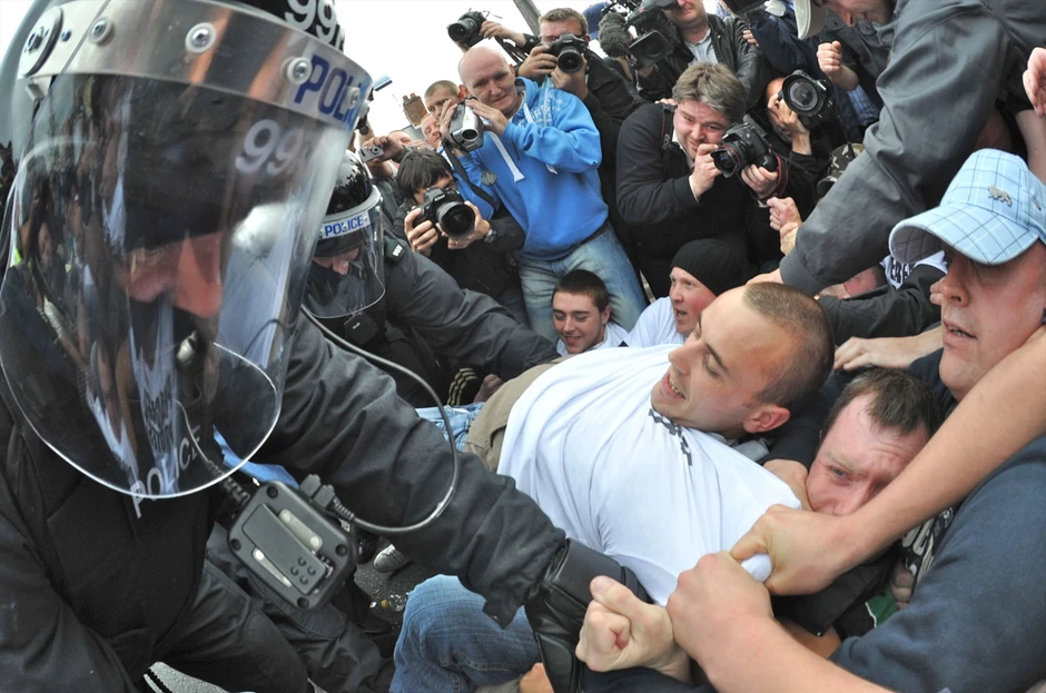 Demonstranti su pokušali da onemoguće prolaz kolone demonstranata, pa je policija morala da interveniše