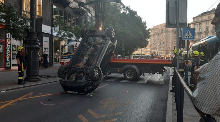 Tetejére borult egy autó az Astoriánál, a Károly körutat lezárták / Fotó: baleset-info.hu 