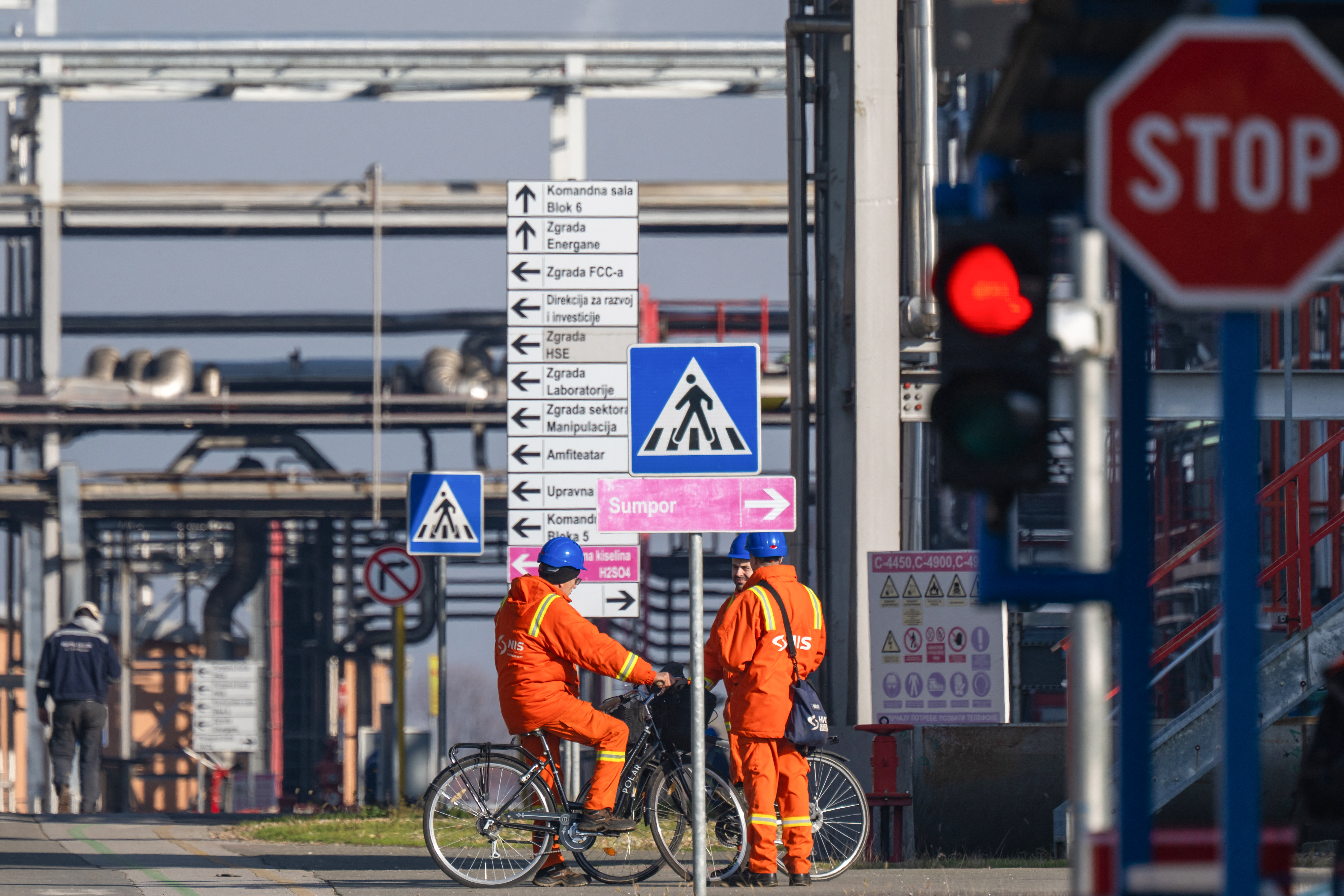 Malgré le contrôle russe : les USA autorisent la raffinerie serbe à redémarrer