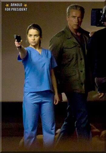 Emilii Clarke jako Sarah Connor i Arnold Schwarzenegger na planie filmu 'Terminator: Genesis'