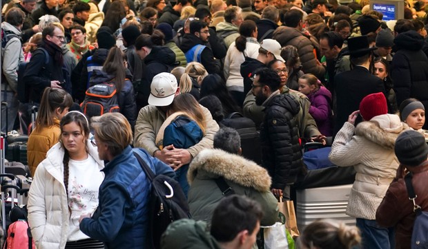 Putnici čekaju Evrostar voz na stanici Sent Pankras u Londonu 30. decembra