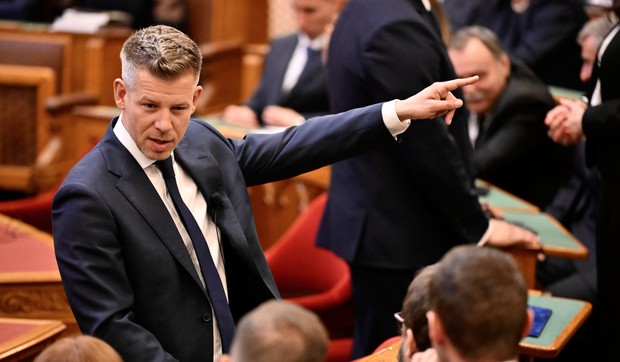 Novoizabrani premijer Mađarske Peter Mađar govori tokom inauguracione sednice mađarskog parlamenta u Budimpešti