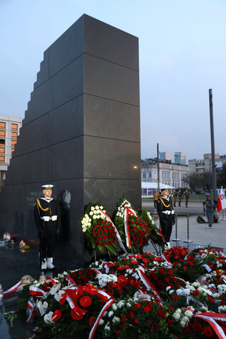 Pomniki ofiar katastrofy smoleńskiej i Lecha Kaczyńskiego połączy granitowy chodnik