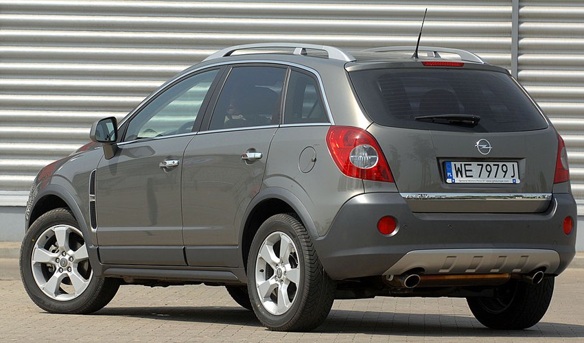 Do pakunków można dostać się, otwierając całą klapę lub tylko samą tylną szybę