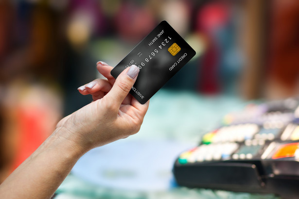 Oszustwa za pomocą kart płatniczych: transakcje w sieci i skimming