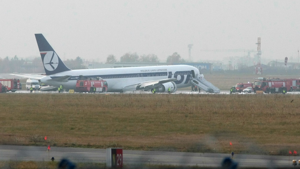 Dzisiaj po południu na warszawskim lotnisku Chopina wylądował awaryjnie lecący z Newark Boeing 767. Maszyna nie mogła wysunąć podwozia i lądowała "na brzuchu". Kim jest Tadeusz Wrona, kapitan Boeinga 767, którego zimna krew i właściwa reakcja spowodowały, iż samolot z 230 pasażerami na pokładzie szczęśliwie wylądował?