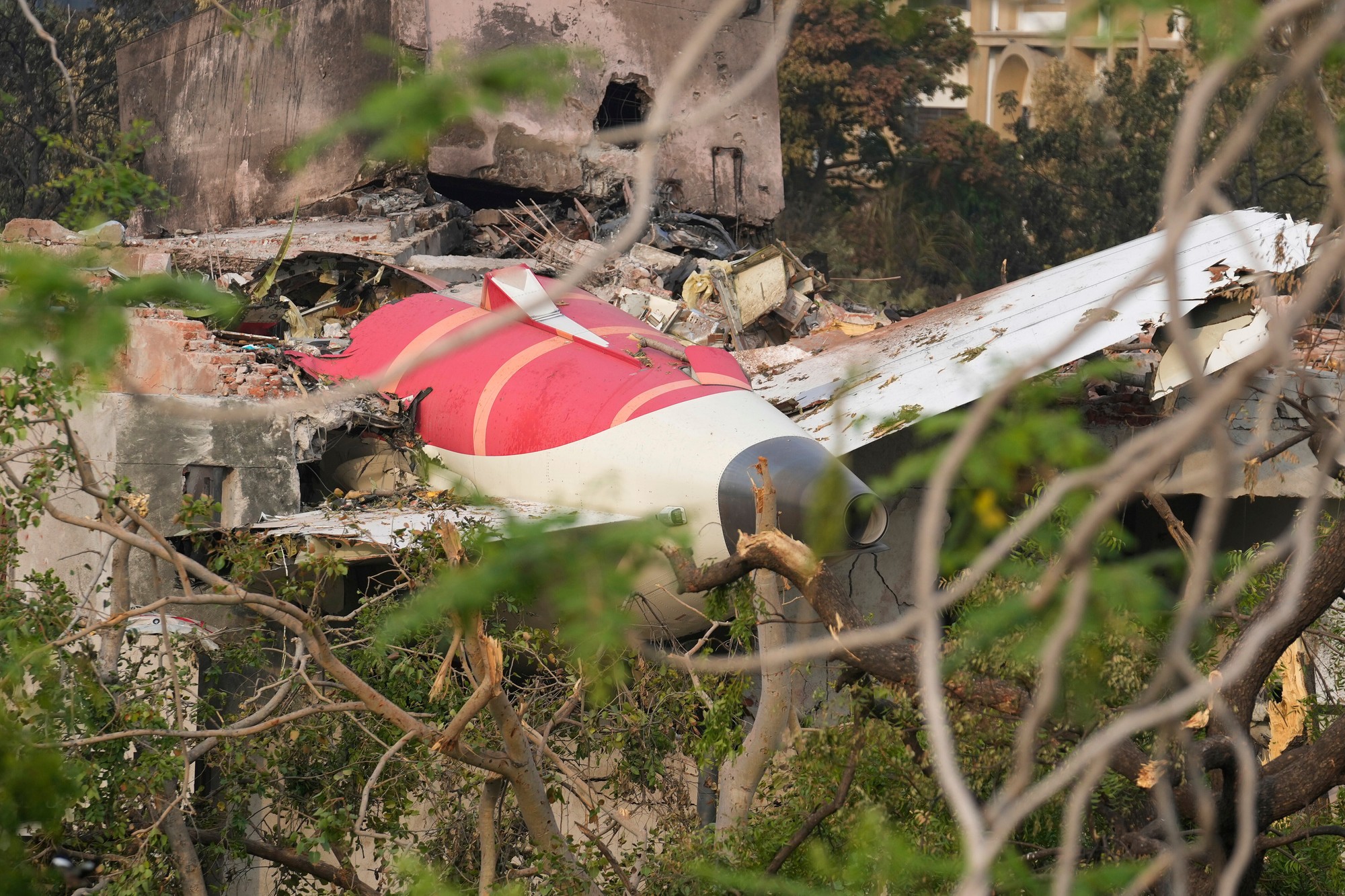 Lietadlo typu Boeing 787-8 Dreamliner smerujúce na londýnske letisko Gatwick sa zrútilo krátko po štarte do štvrte Méghání Nagar v Ahmadábáde.